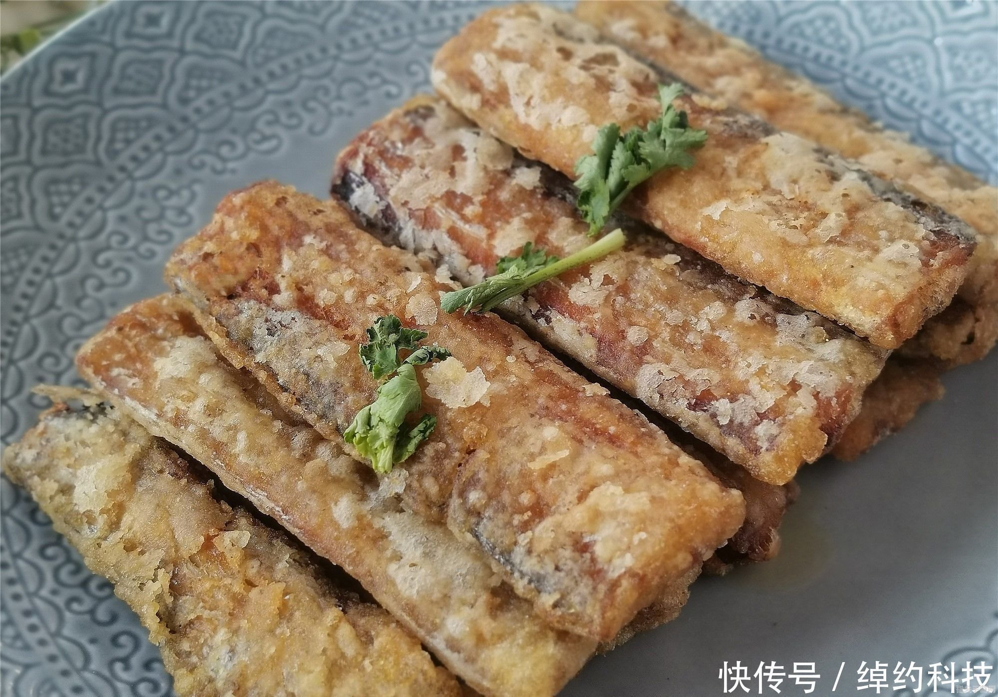 家常炸带鱼段，金黄酥脆，美味轻松上桌！